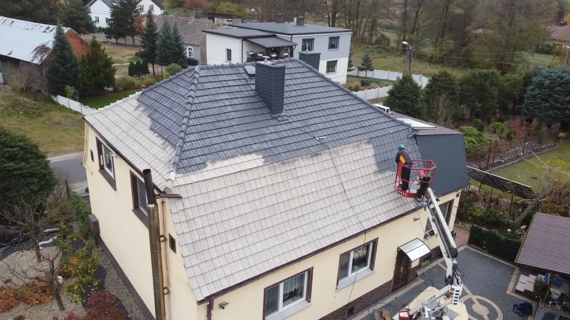 Czysta elewacja budynku po myciu