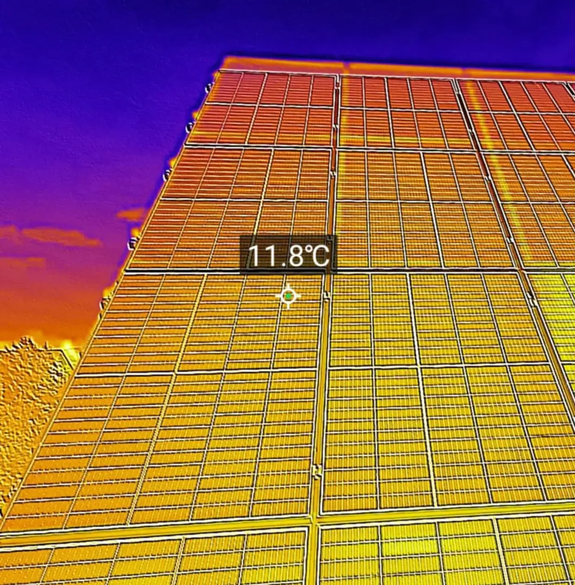 Widok z kamery termowizyjnej na panel fotowoltaiczny z widocznym hot-spotem